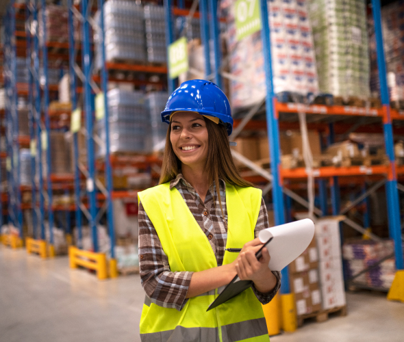 directora-logistica-supervisa-el-inventario-en-bodega