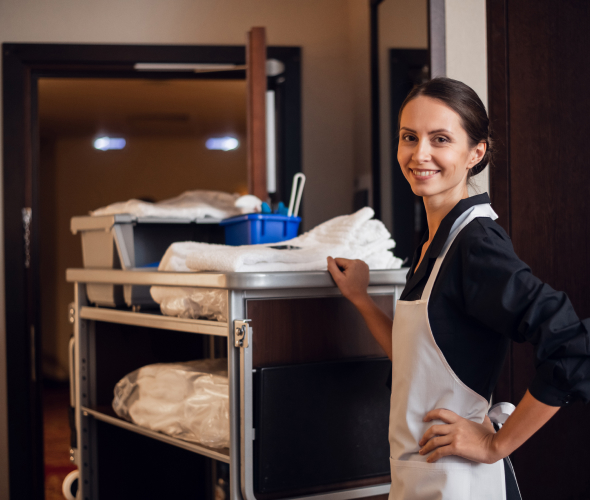 empleada-de-servicio-asea-habitacion-en-hotel