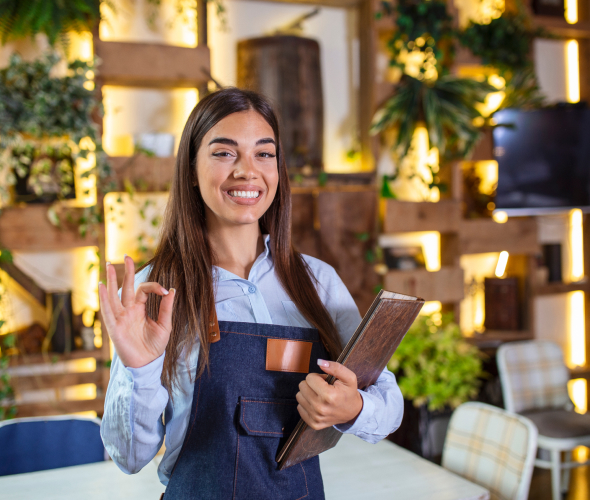 mesera-recibe-clientes-con-gran-sonrisa